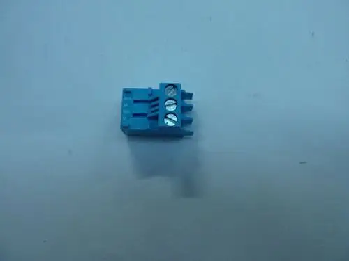 Dreipoliger blauer Stecker von Remeha mit sichtbaren Anschlussklemmen, auf hellem Hintergrund platziert.